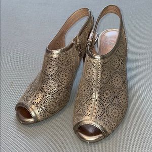 Gold pattern heels 👠